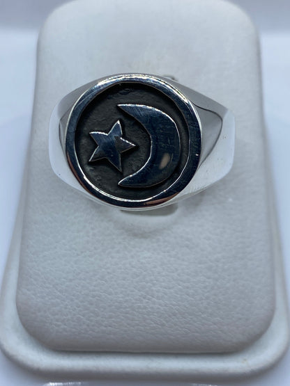 Anillo de plata .925 con luna y estrella grabadas en relieve, talla 11 para hombre