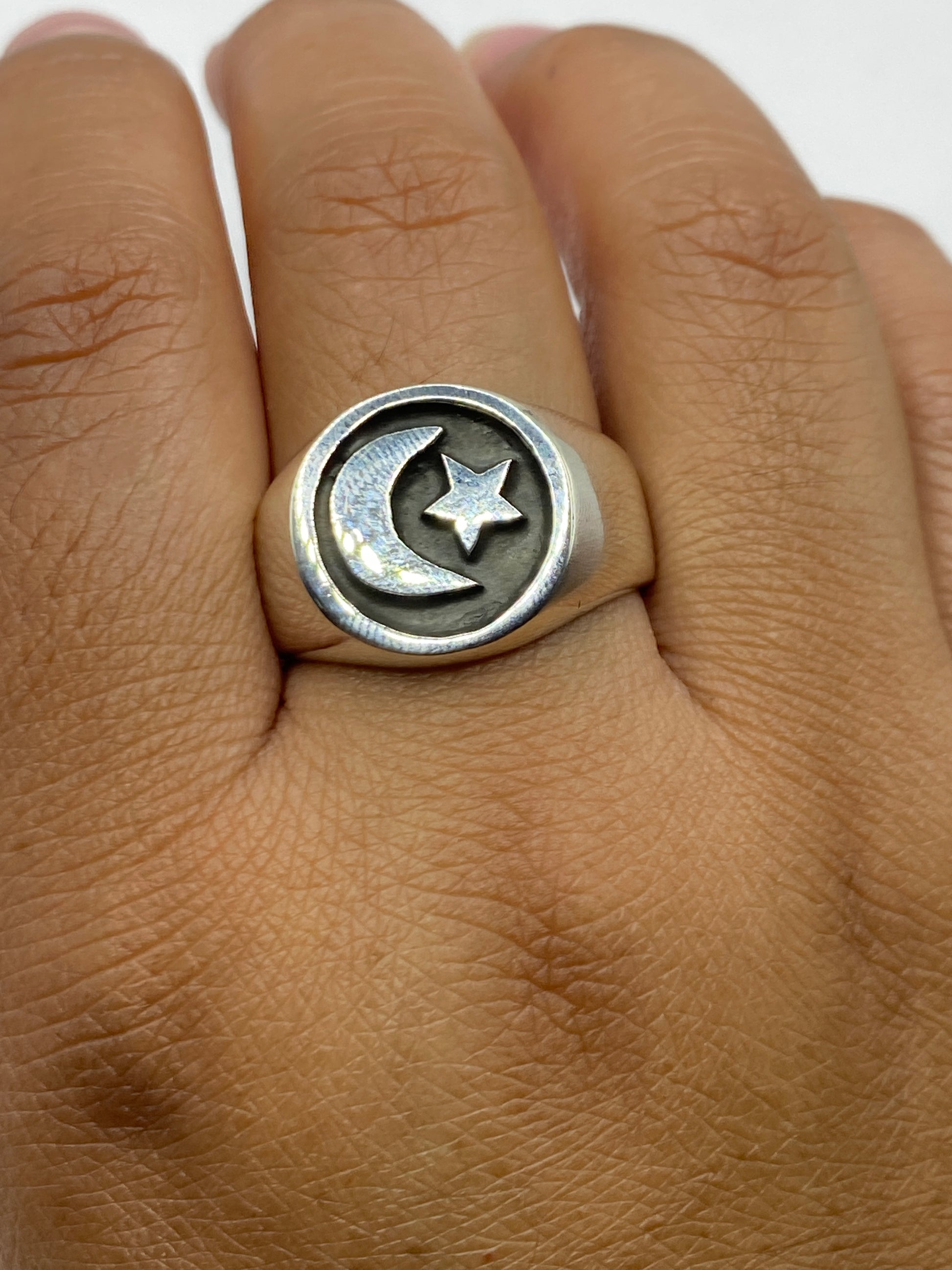 Anillo de sello plata .925 con hallmark visible, fondo blanco, diseño icónico mexicano