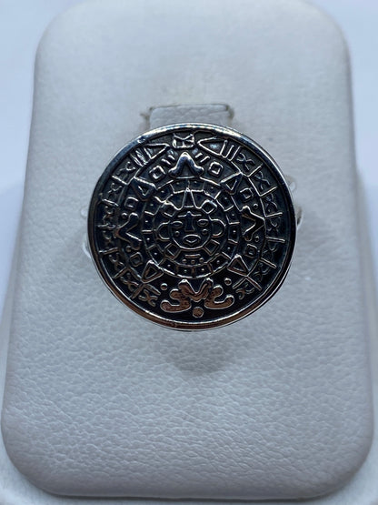 Anillo de plata con calendario maya tallado en relieve profundo