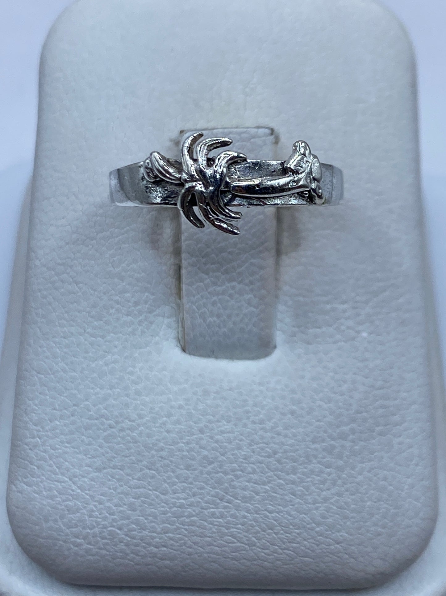 Anillo de plata étnico minimalista en dedo de mujer mostrando tallado artesanal