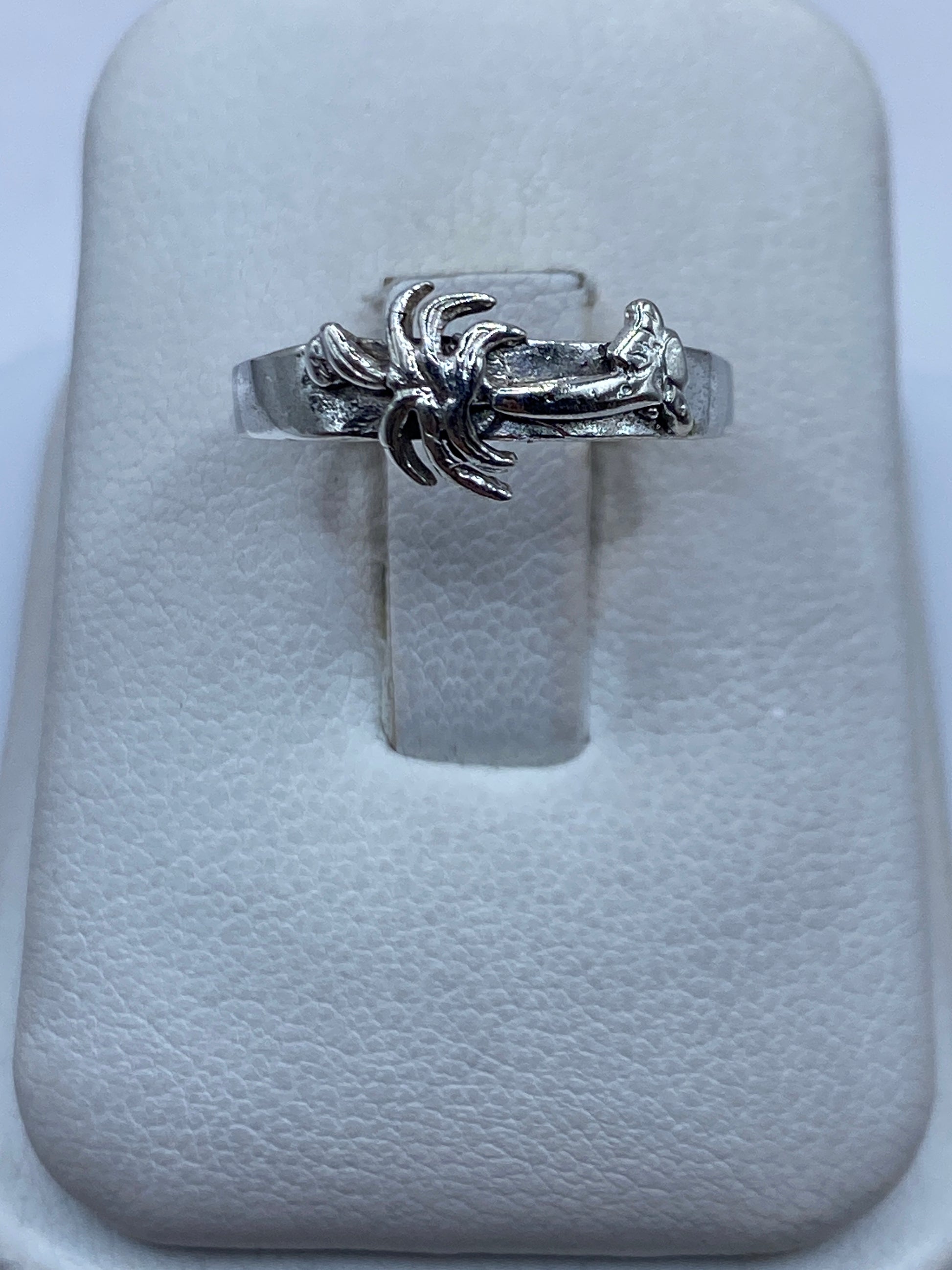 Anillo de plata étnico minimalista en dedo de mujer mostrando tallado artesanal