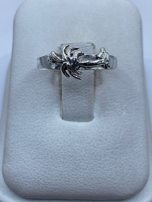 Anillo de plata étnico minimalista en dedo de mujer mostrando tallado artesanal
