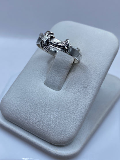 Vista frontal del anillo con diseño étnico tejido en plata .925