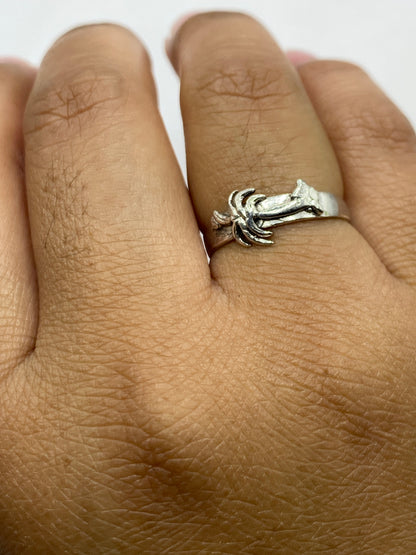 Anillo sobre fondo gris mostrando peso ligero de 1.6 gramos