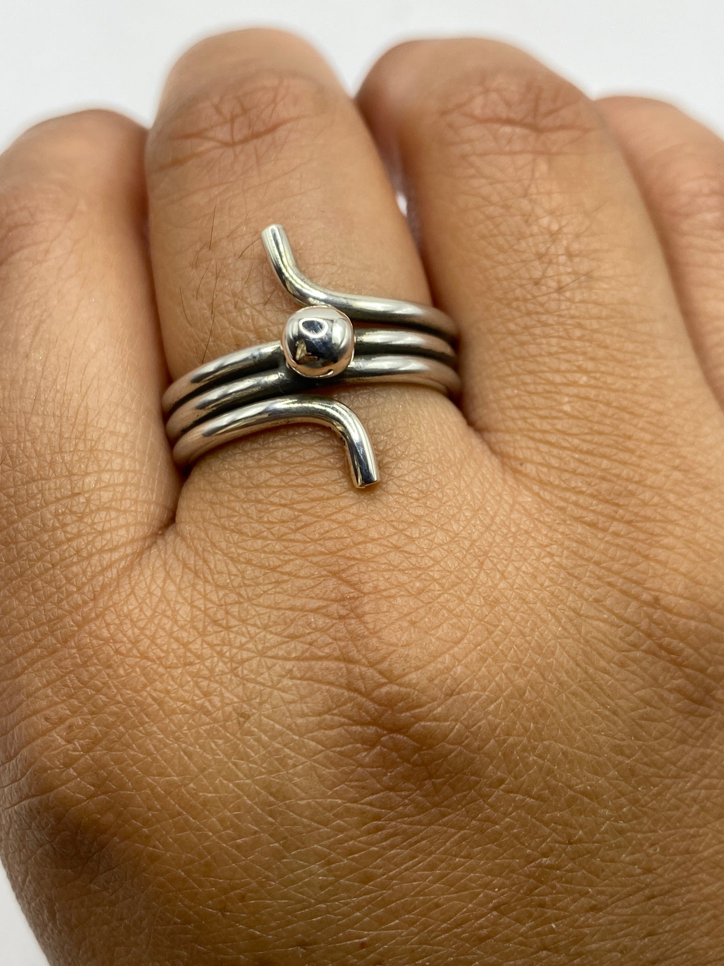 Anillo giratorio en el dedo de una mujer, mostrando peso y presencia real