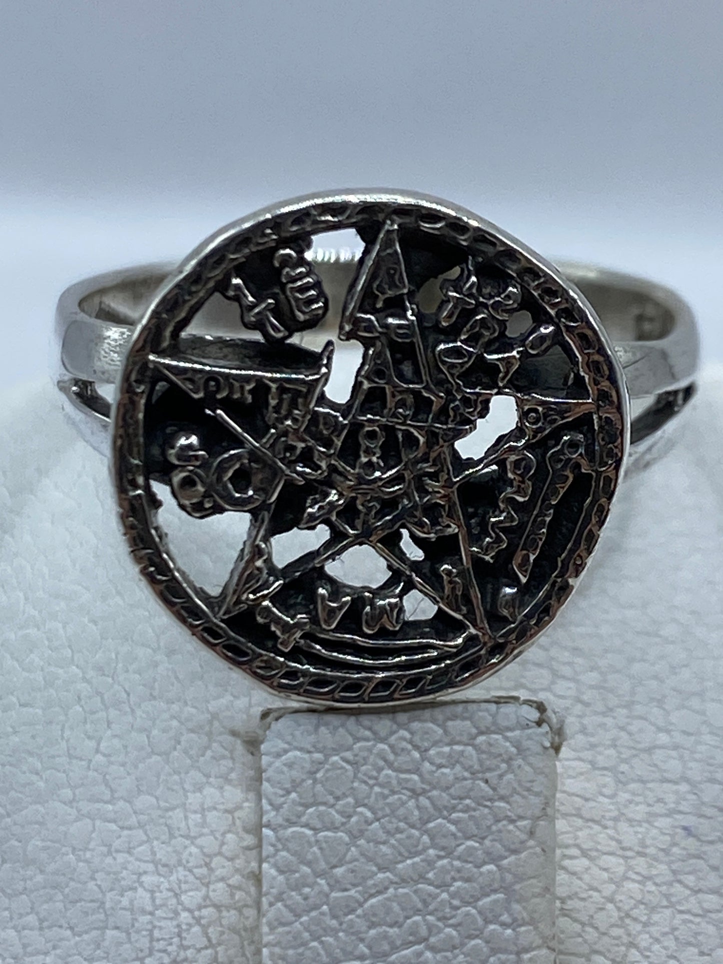 Anillo prehispánico en la mano de una persona, vista de uso cotidiano con patina controlada