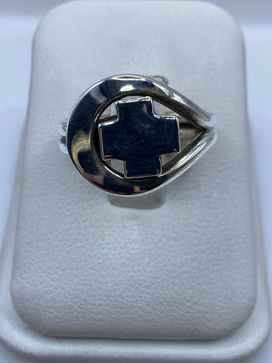 Anillo de plata geométrico con círculo y cruz recortada en talla 7