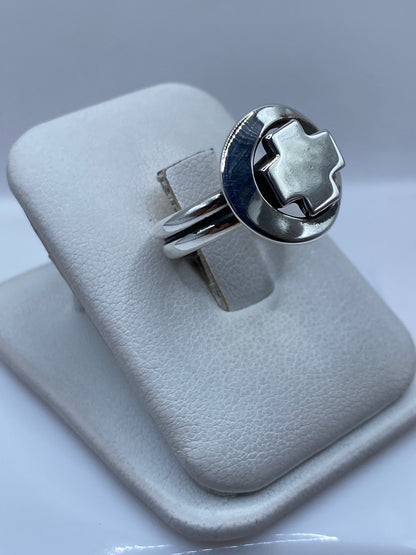 Vista lateral del anillo sello moderno en plata .925 pulida