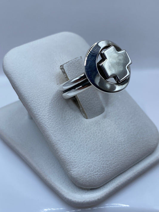 Vista lateral del anillo sello moderno en plata .925 pulida
