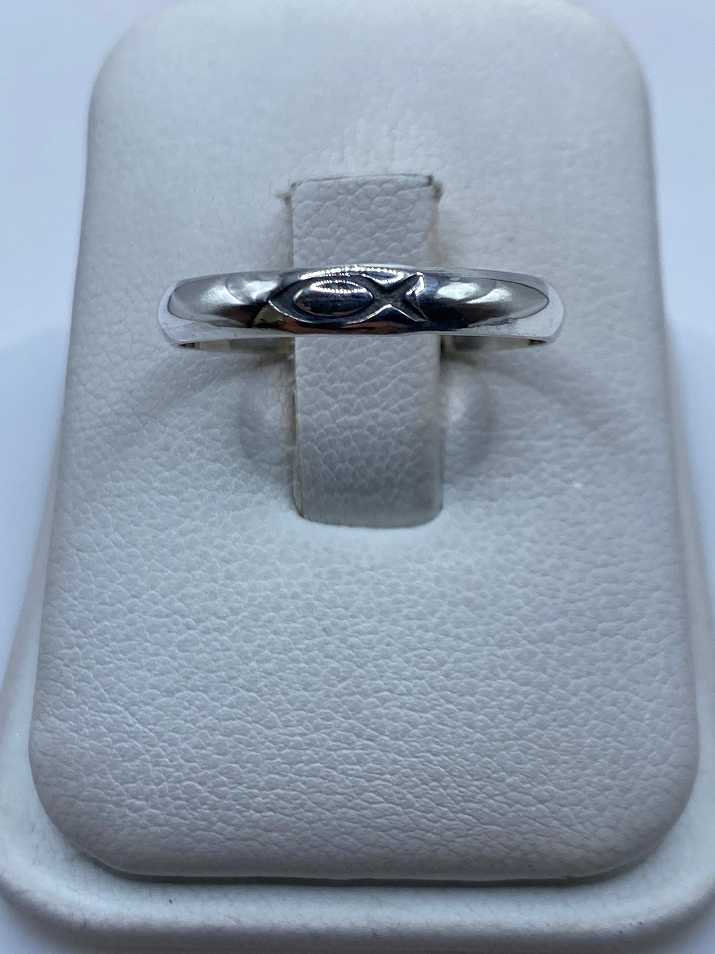 Anillo de banda pulida de plata .925 sobre estuche de terciopelo blanco