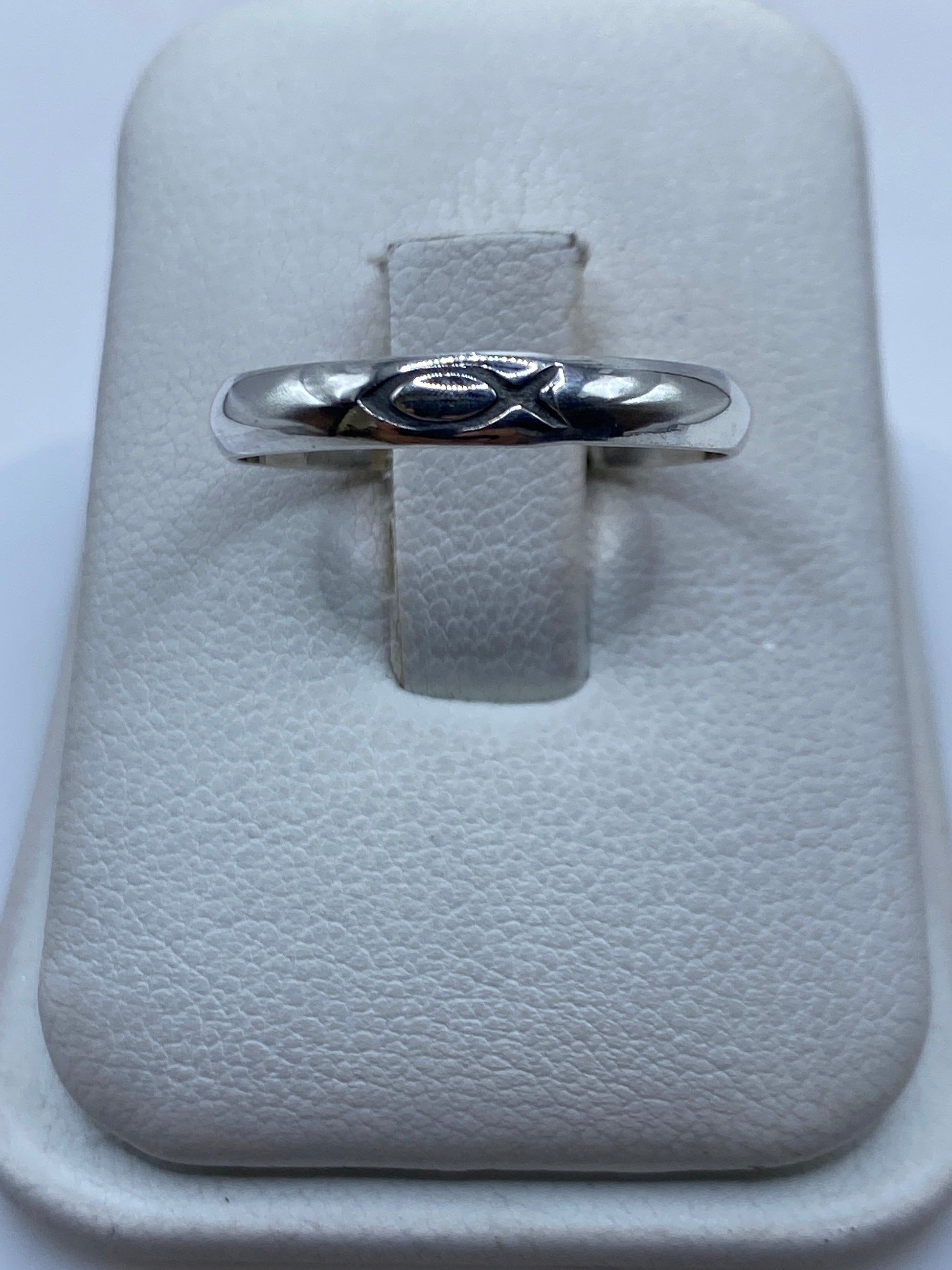 Anillo de banda pulida de plata .925 sobre estuche de terciopelo blanco