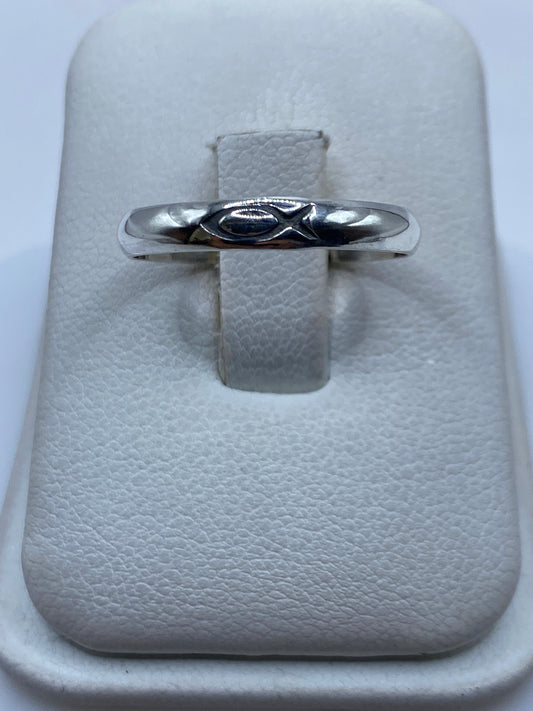 Anillo de banda pulida de plata .925 sobre estuche de terciopelo blanco