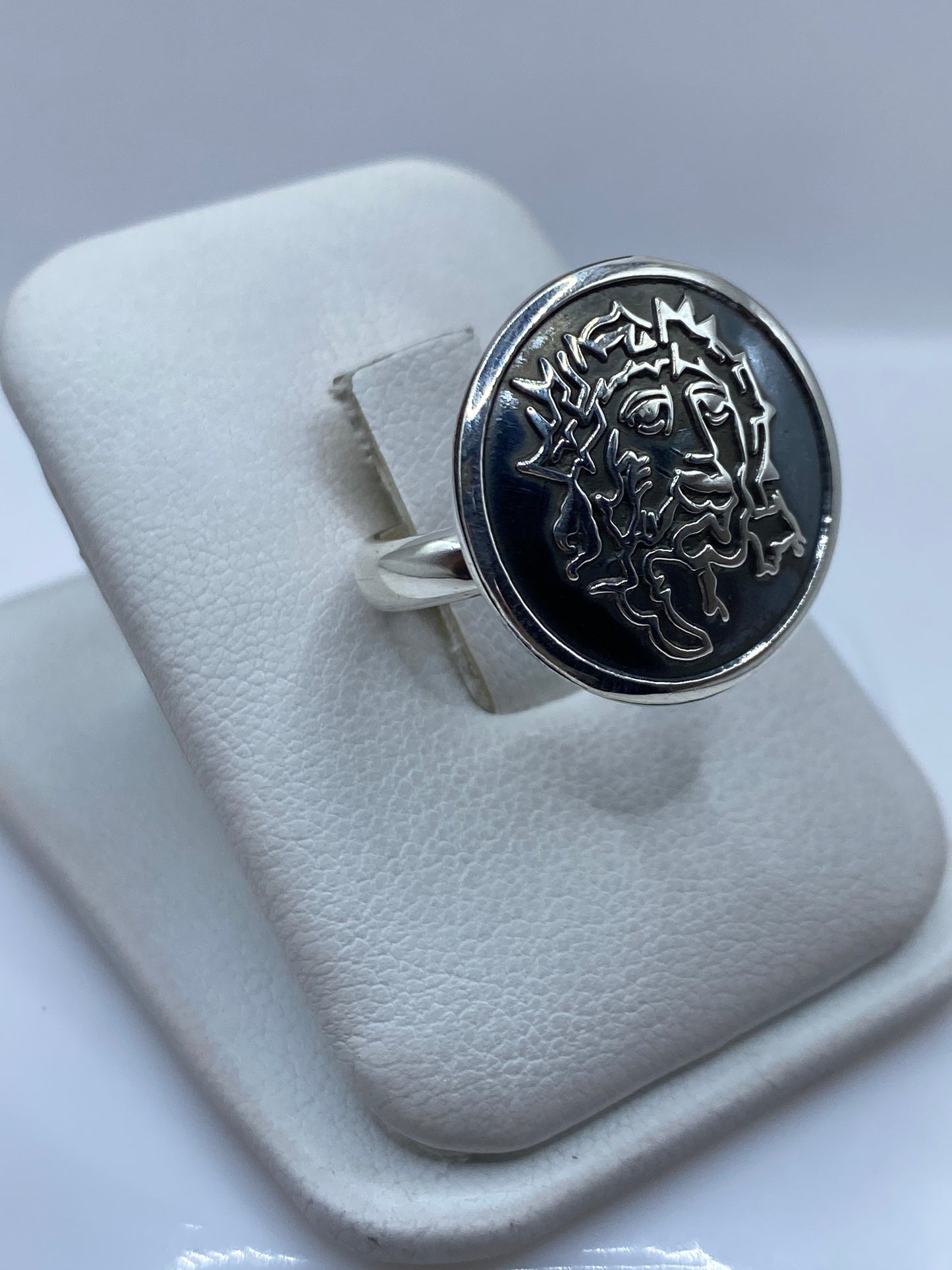 Anillo sello de plata .925 en la mano, mostrando presencia y peso real