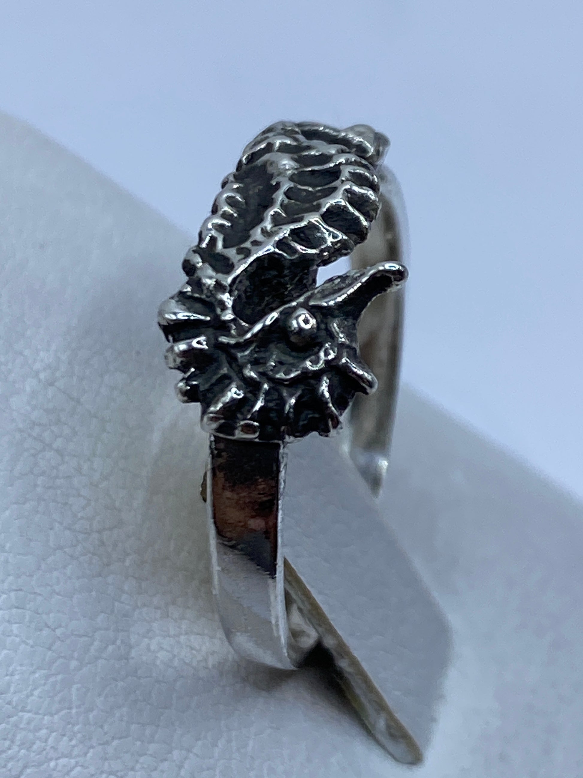 Anillo en mano de mujer destacando confort y elegancia diaria