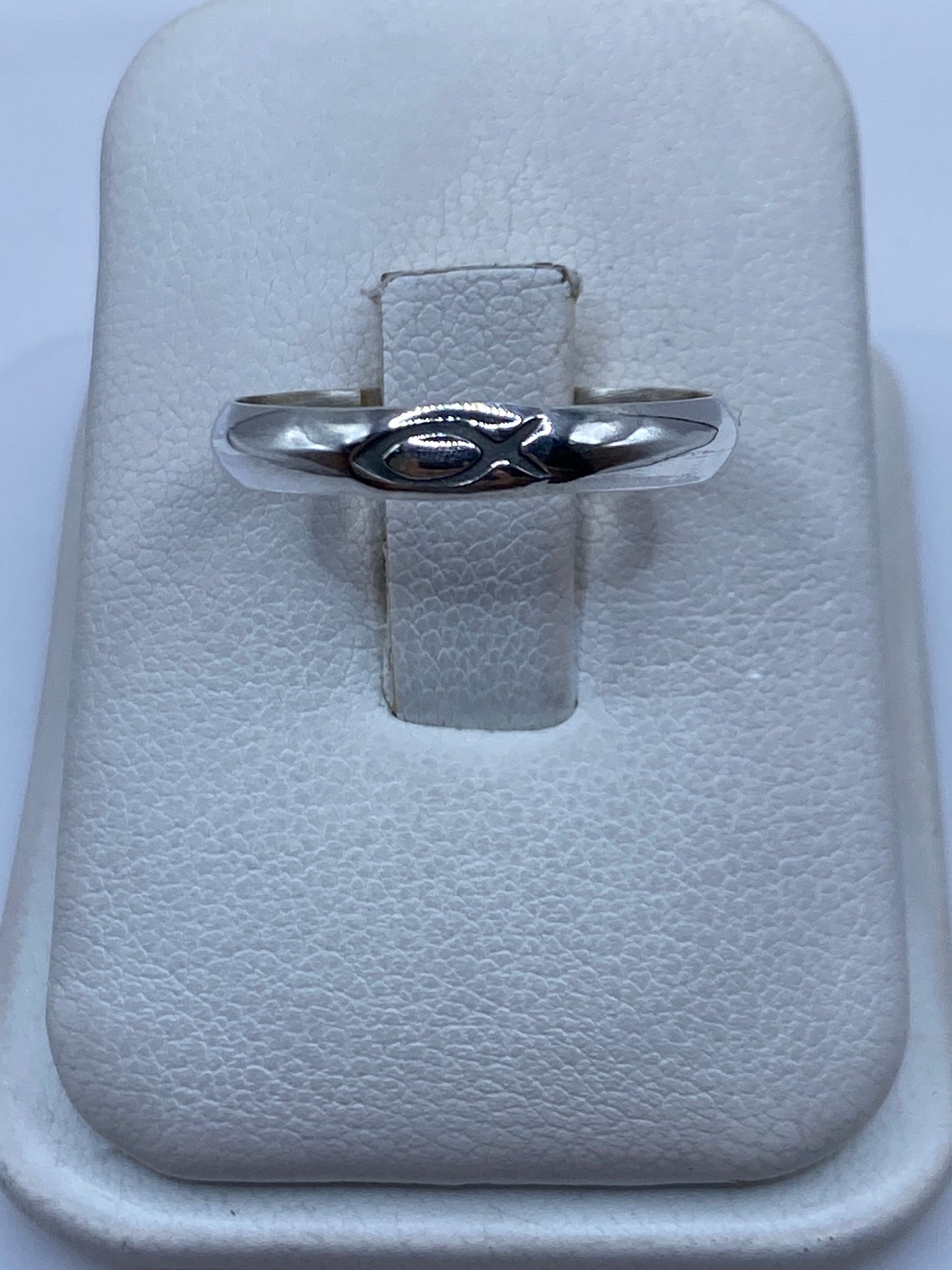 Anillo de plata banda minimalista pulida en talla 9, vista frontal en estuche blanco
