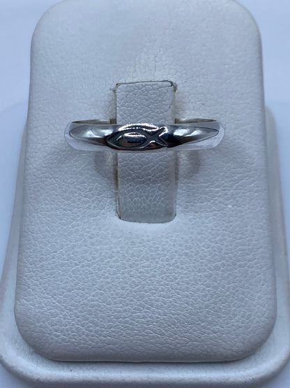 Anillo de plata banda minimalista pulida en talla 9, vista frontal en estuche blanco