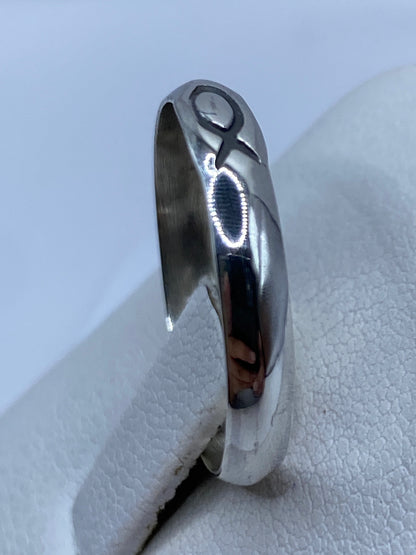 Anillo minimalista puesto en dedo, demostrando versatilidad para hombre o mujer