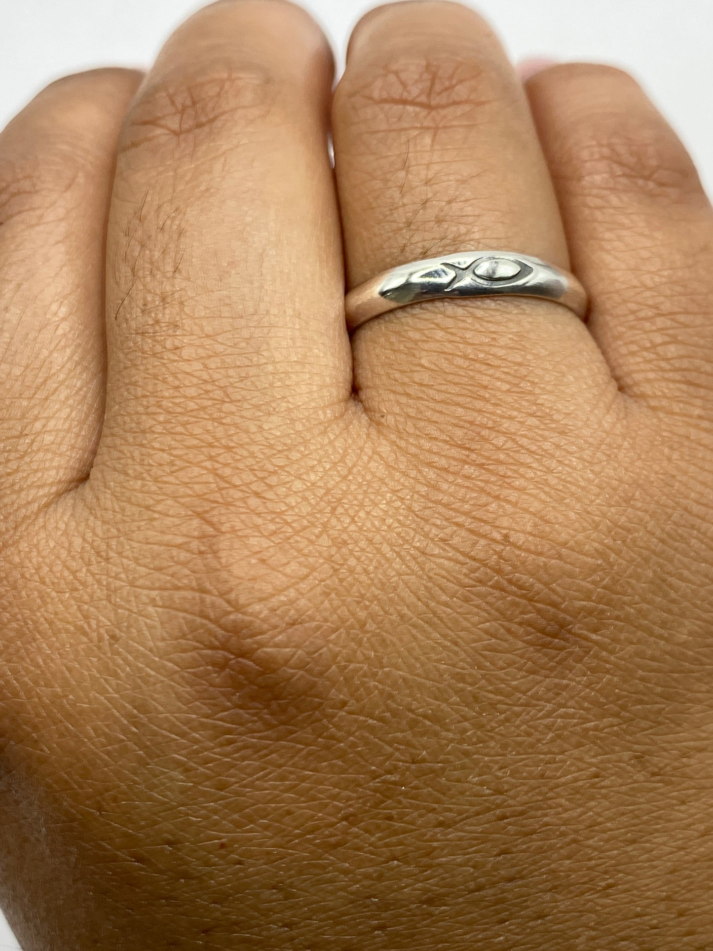 Anillo en balanza de precisión mostrando peso de 1.9 gramos y sello .925 MEXICO