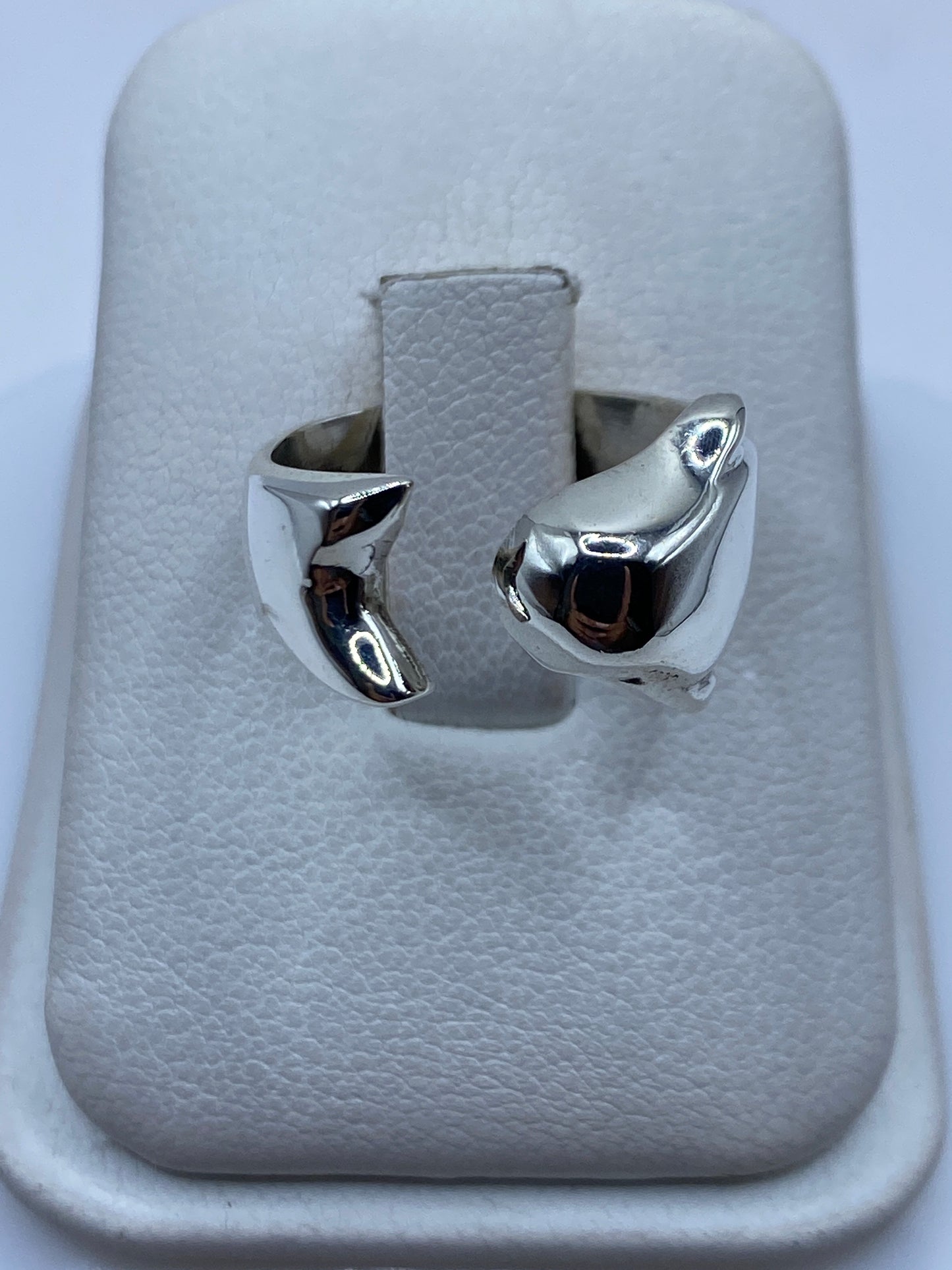 Anillo de plata ajustable minimalista con pulido espejo en caja de presentación