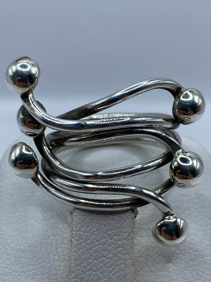 Detalle lateral del anillo con tres bandas y esferas de movimiento suave en plata de Taxco