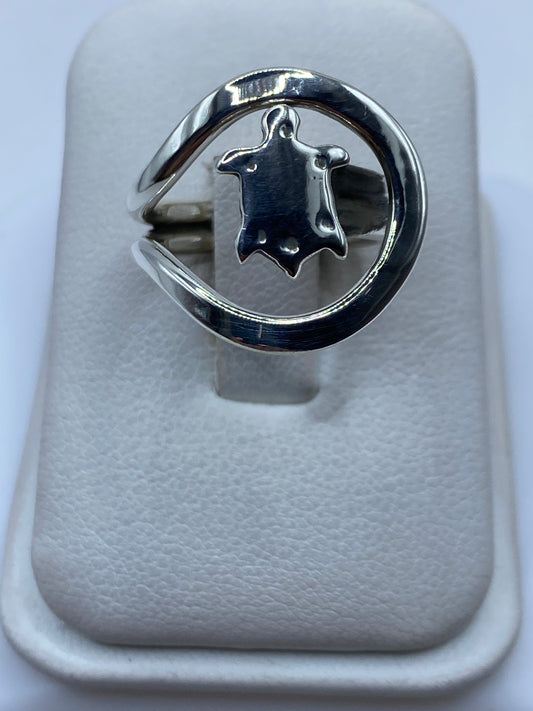 Anillo de plata .925 con ángel guardián en relieve visto de frente en fondo blanco
