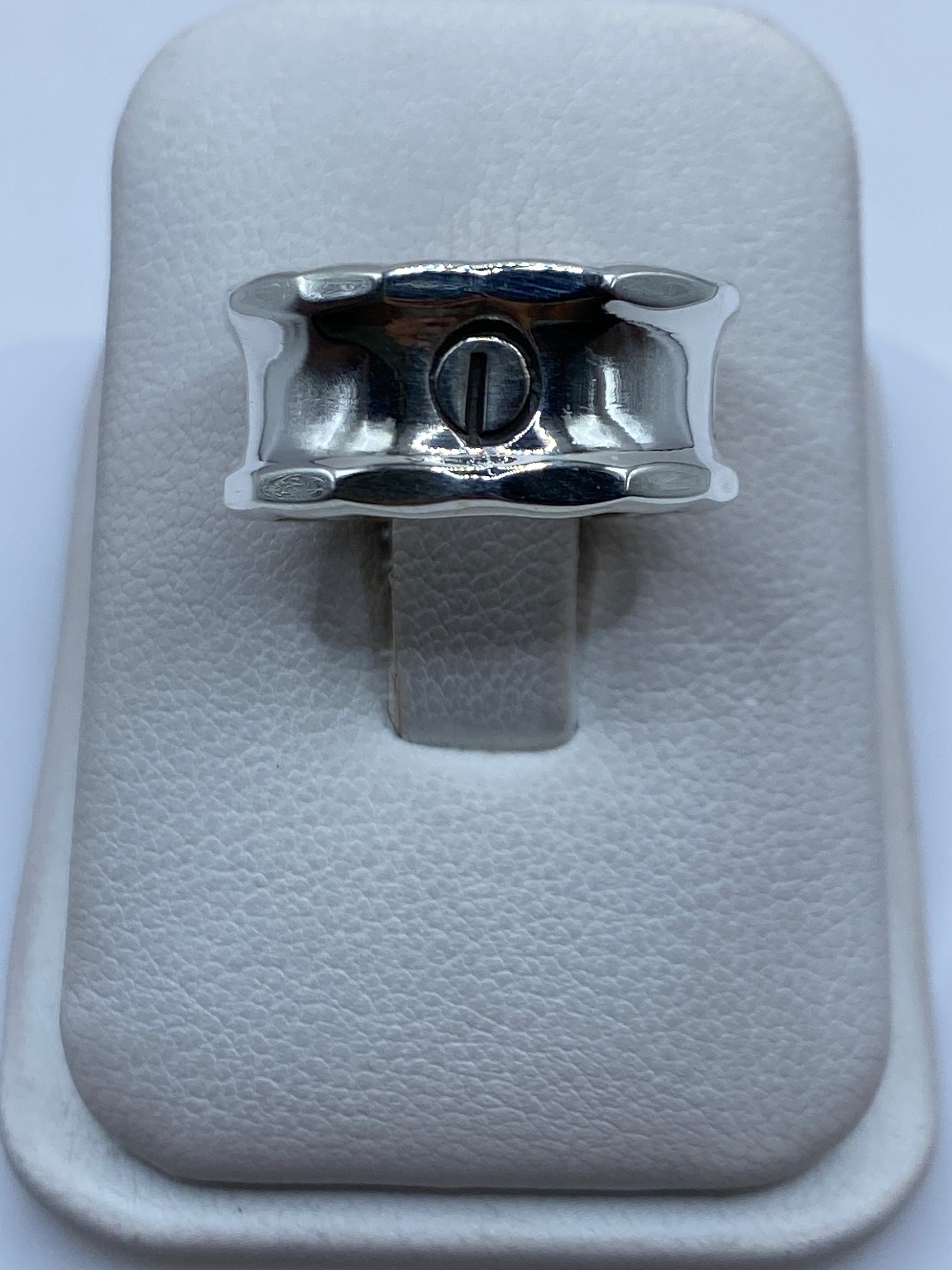 Anillo de plata .925 sello minimalista sobre estuche gris suave