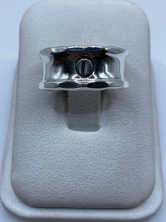 Anillo de plata .925 sello minimalista sobre estuche gris suave