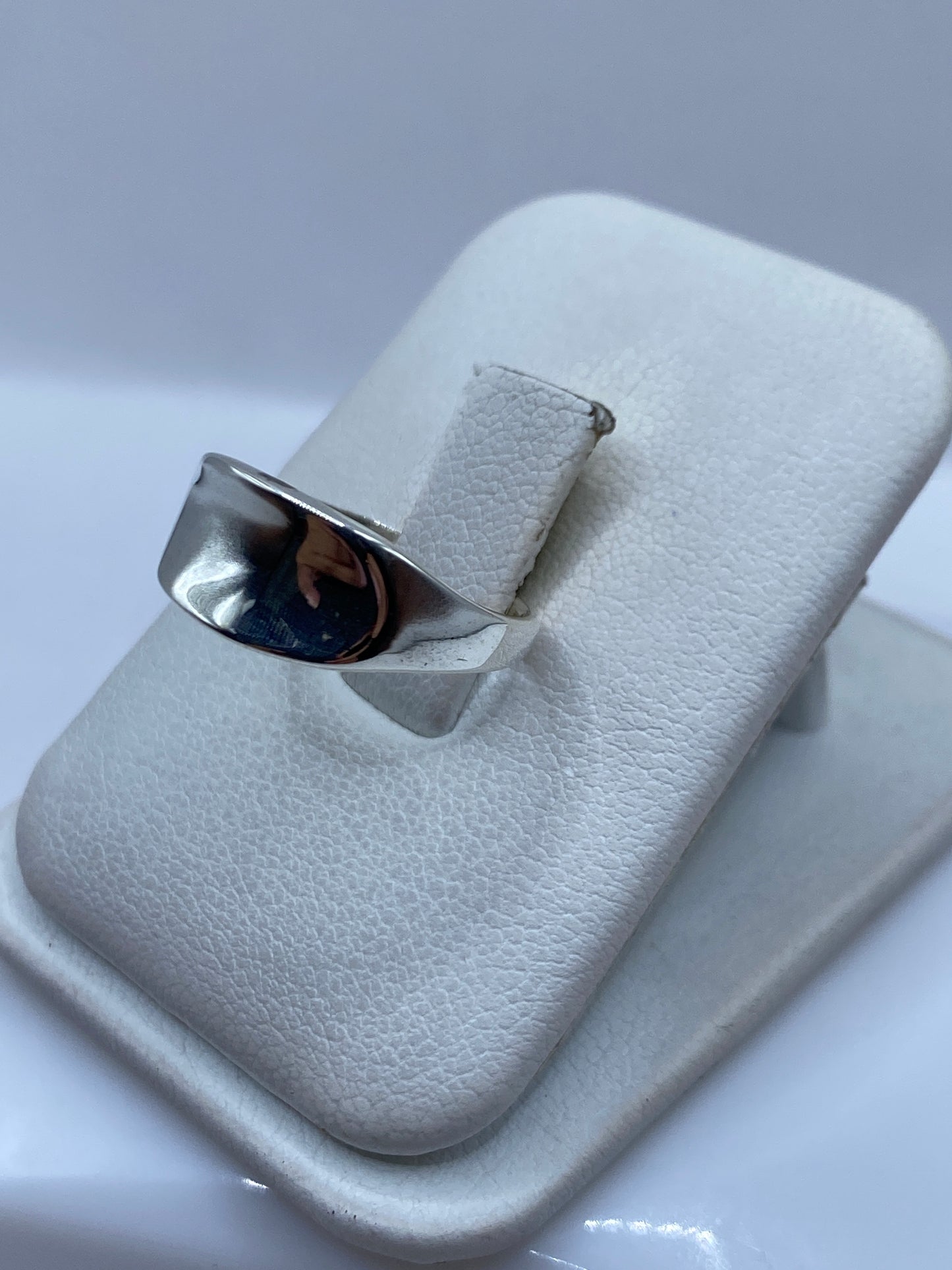 Vista lateral del anillo de sello liso en plata Taxco con acabado espejo