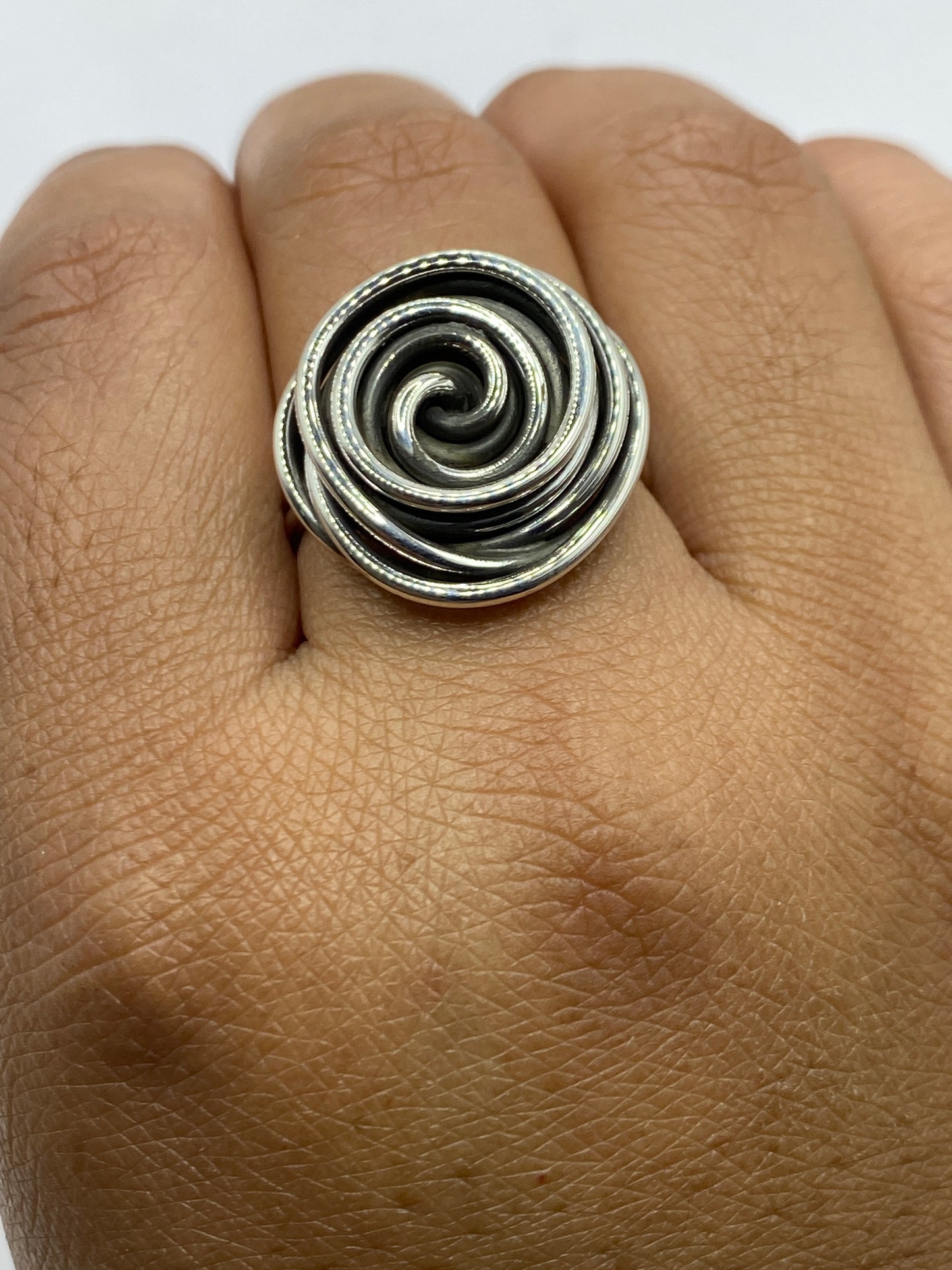Anillo de plata puro sobre escala de peso mostrando 9.2 gramos con sello 925