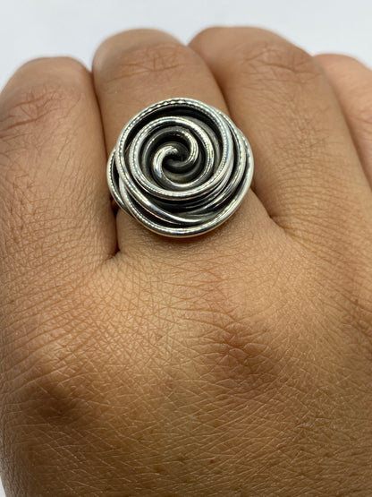 Anillo de plata puro sobre escala de peso mostrando 9.2 gramos con sello 925