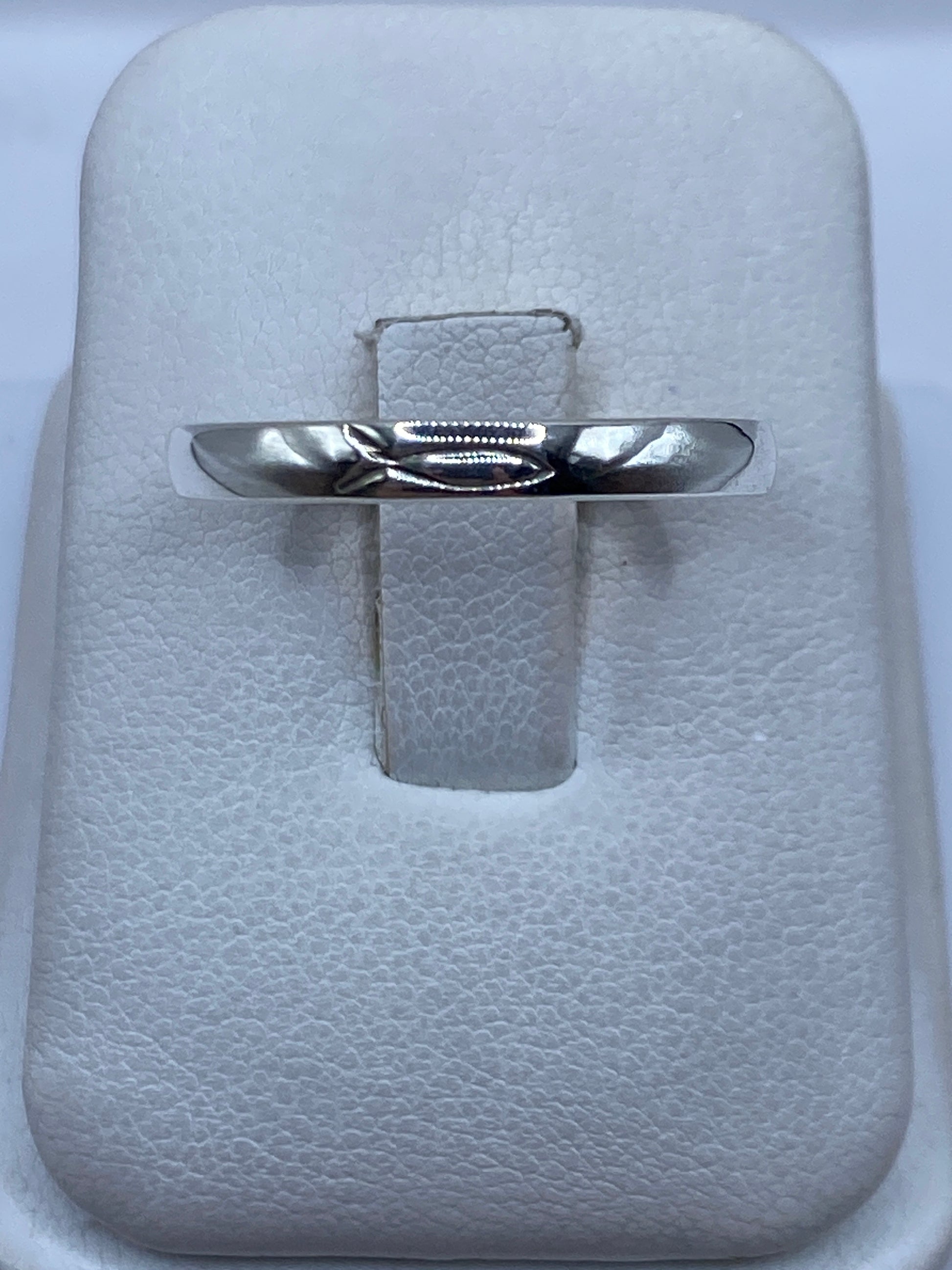 Anillo de plata .925 banda pulida en estuche blanco, vista superior