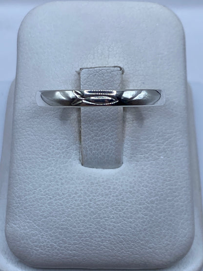 Anillo de plata .925 banda pulida en estuche blanco, vista superior