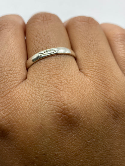 Anillo de plata en balanza de precisión mostrando peso de 1.8 gramos