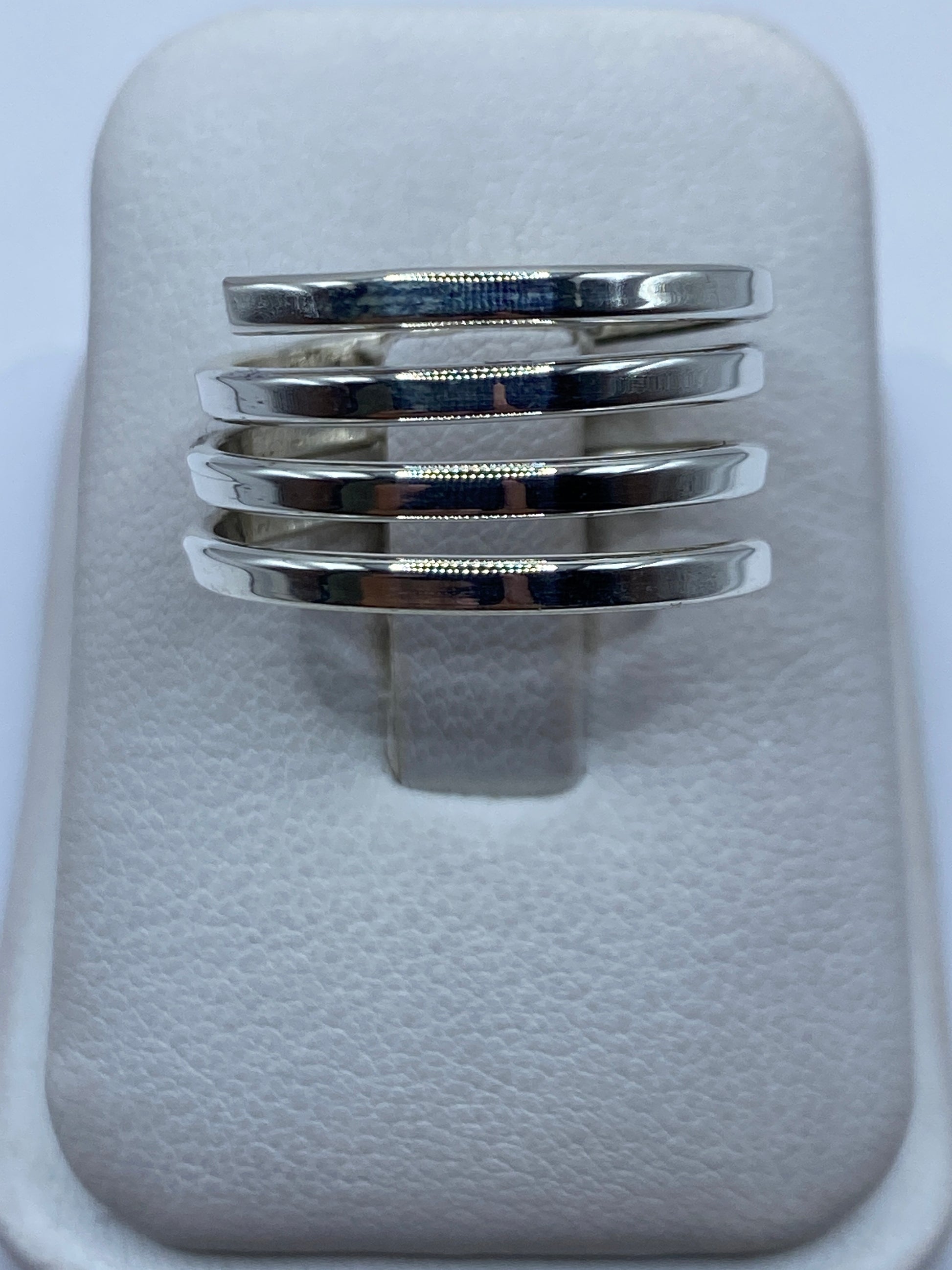 Conjunto de cuatro bandas de plata .925 apiladas en estuche blanco mostrando el sello 925