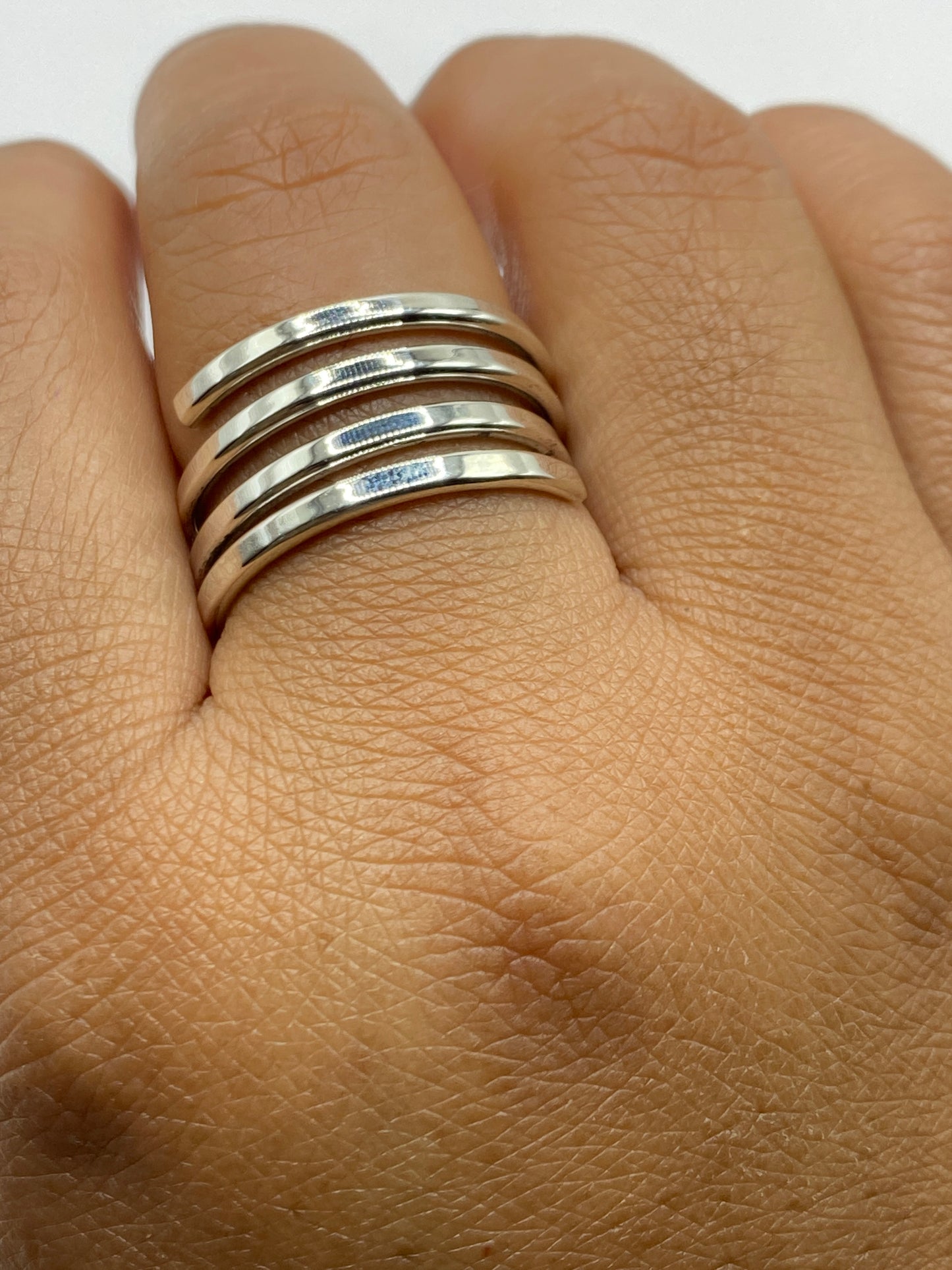 Detalle del interior del anillo mostrando claramente el hallmark .925 y el acabado pulido