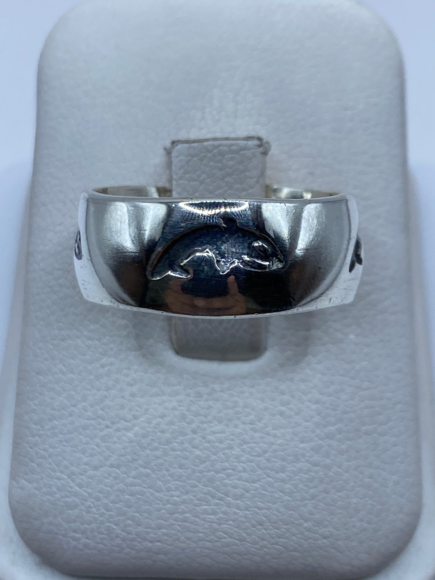 Anillo de plata .925 con relieve prehispánico en talla 10, vista frontal en estuche