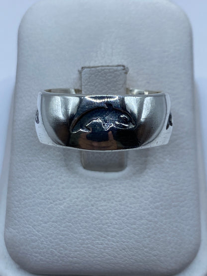 Anillo de plata .925 con relieve prehispánico en talla 10, vista frontal en estuche