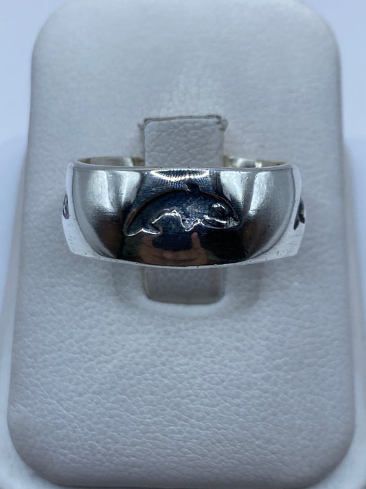 Anillo de plata .925 con relieve prehispánico en talla 10, vista frontal en estuche