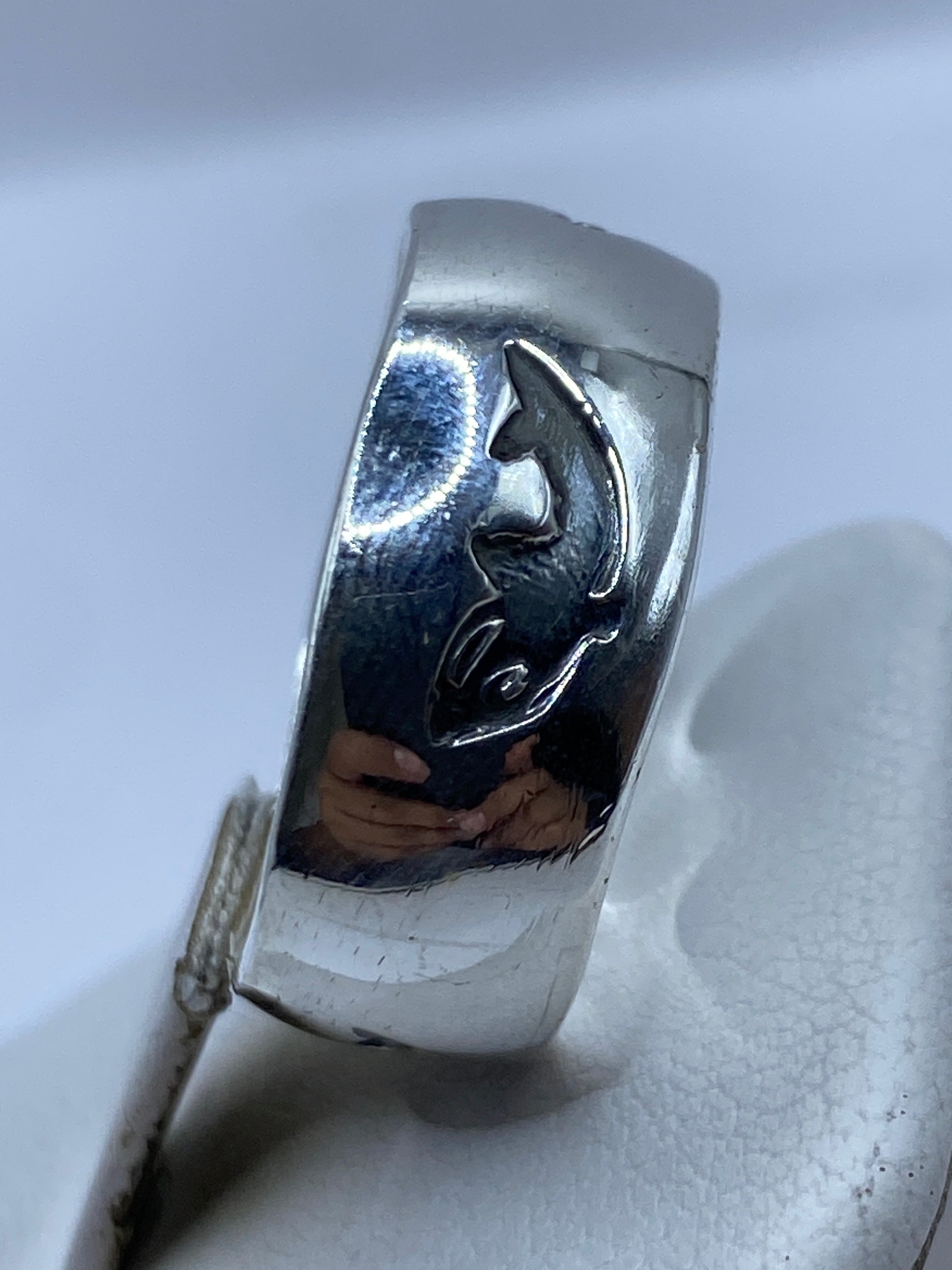 Anillo de sello en la mano mostrando el peso y la textura del relieve