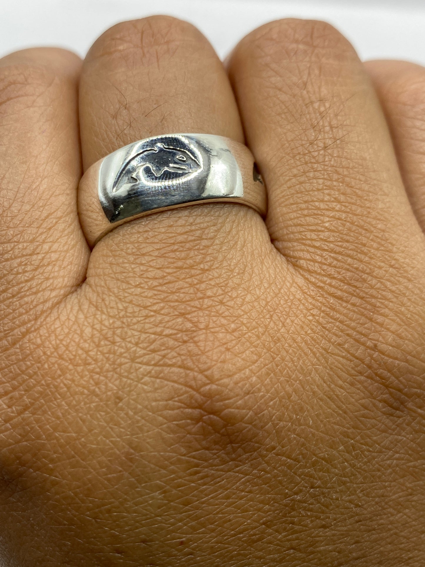 Anillo de plata .925 en escala de peso verificando 8.6 gramos