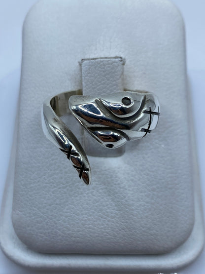 Anillo de plata ajustable con doble ojo grabado en la mano de una mujer