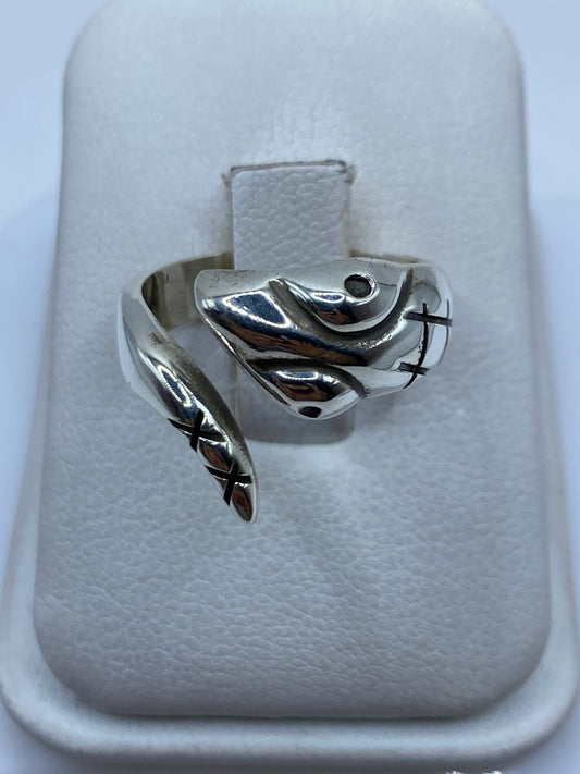Anillo de plata ajustable con doble ojo grabado en la mano de una mujer