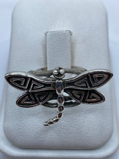 Anillo de plata con libélula celta en joyero blanco