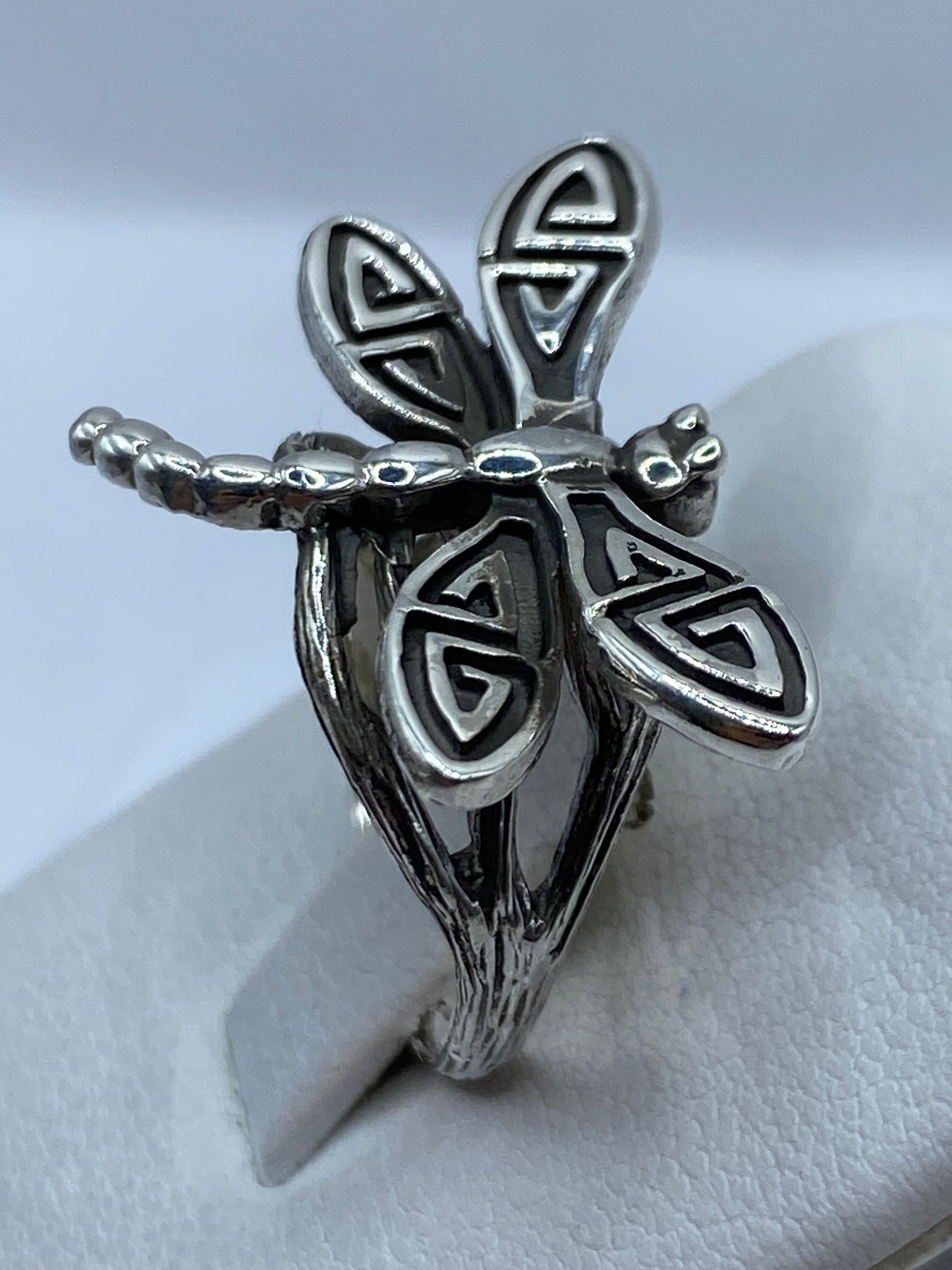 Anillo de plata .925 libélula en la mano de una mujer, vista frontal