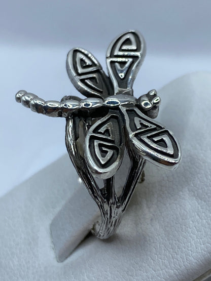 Anillo de plata .925 libélula en la mano de una mujer, vista frontal