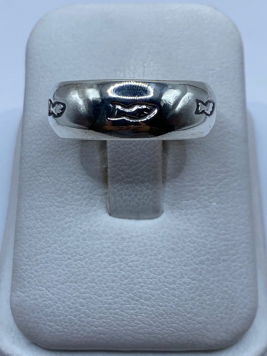 Anillo banda de plata .925 pulida en caja presentadora blanca, vista frontal