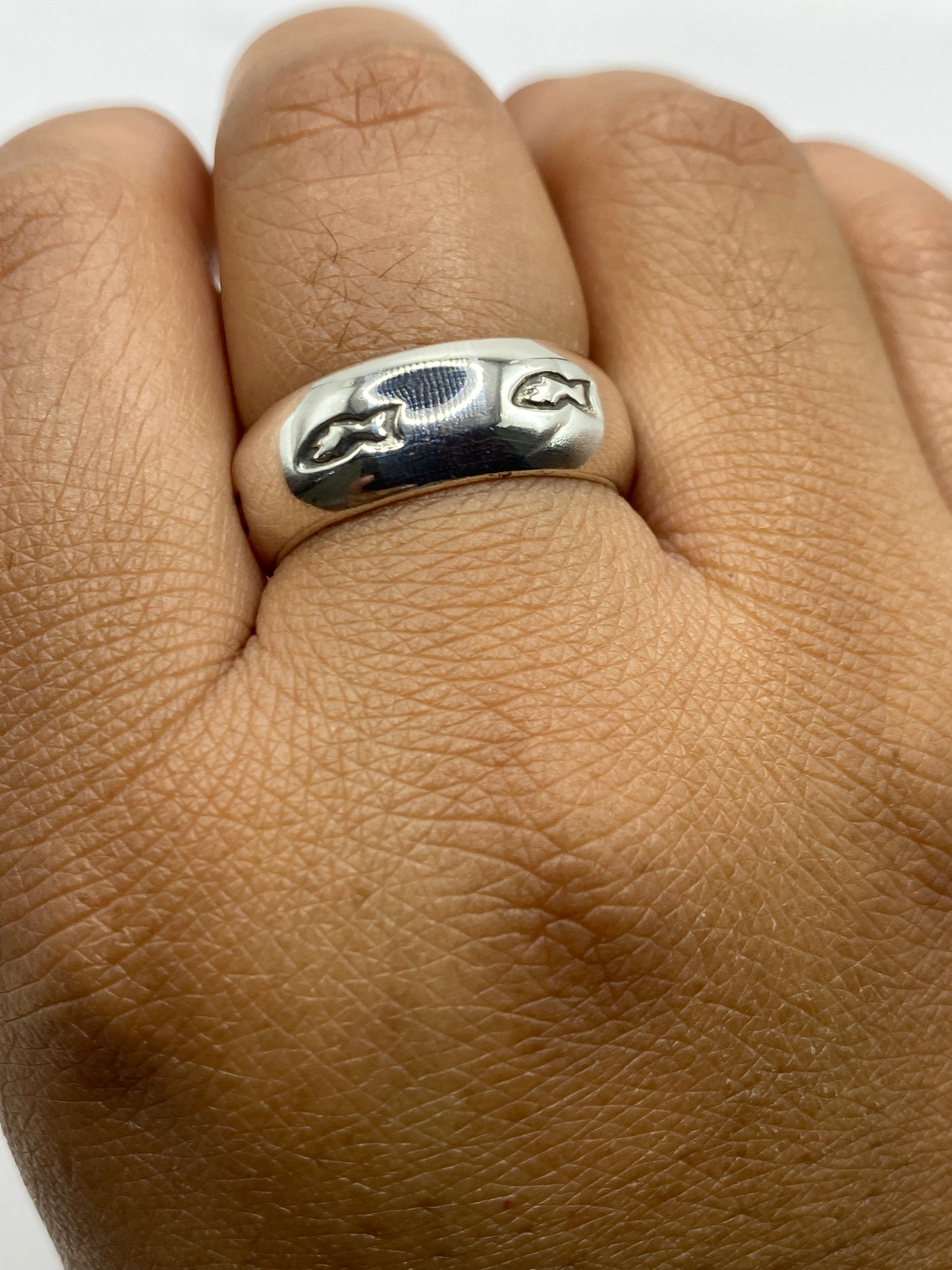 Anillo banda en balanza mostrando peso de 8.4 gramos, certificado de autenticidad