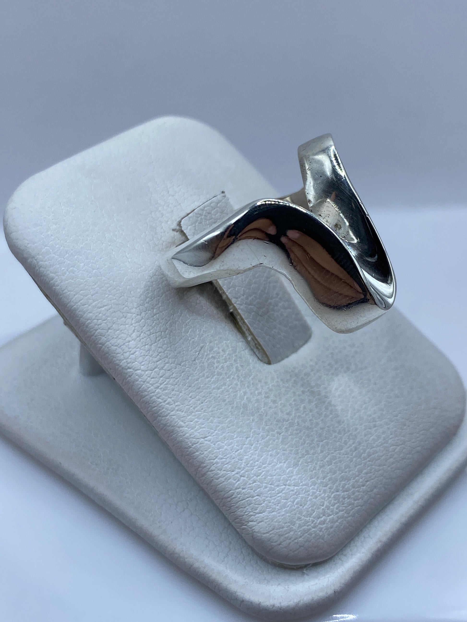 Anillo voluminoso de plata .925 en la mano, mostrando su forma orgánica