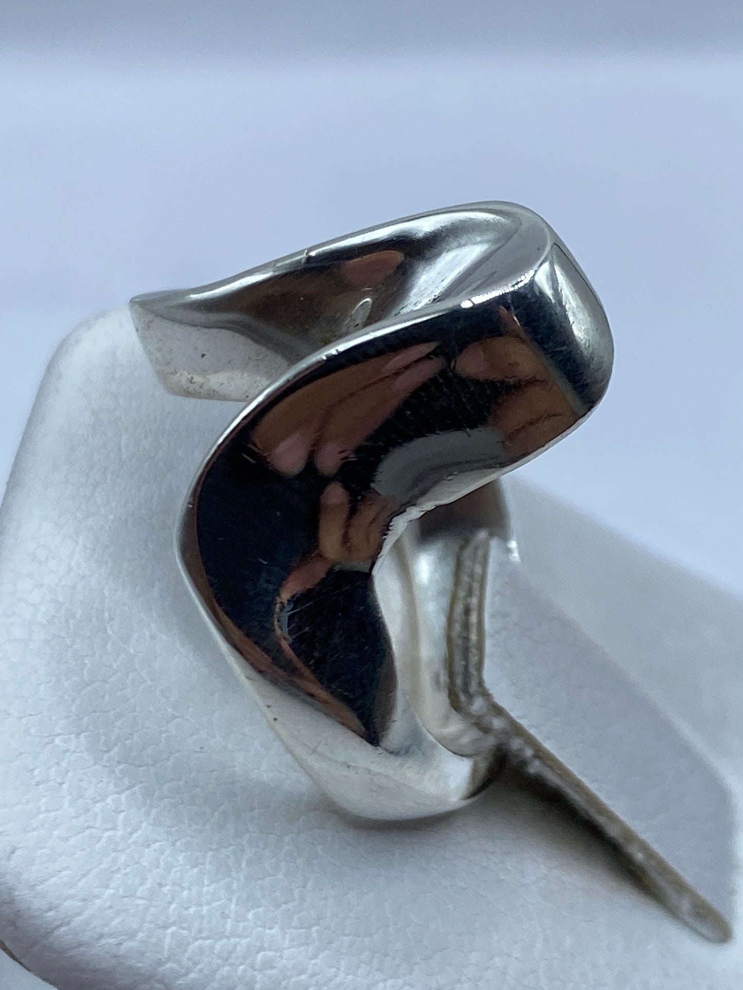 Detalle lateral del anillo liso pulido a espejo en plata de Taxco