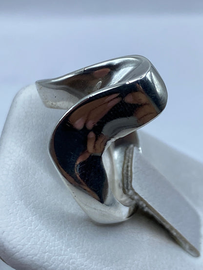 Detalle lateral del anillo liso pulido a espejo en plata de Taxco